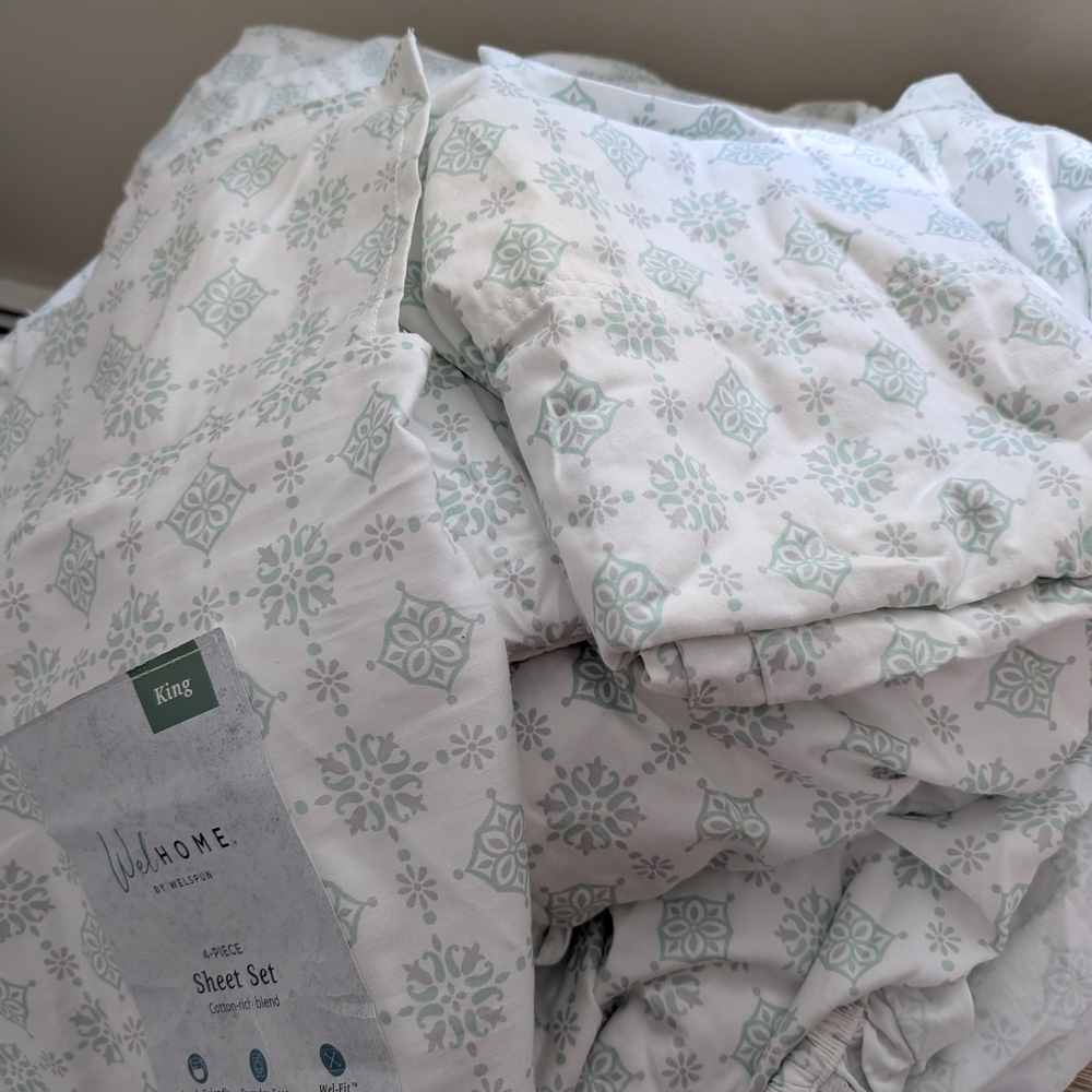 King Size WelHome By Welspun 4 Piece Green and White Bedding for a Cozy Sleep